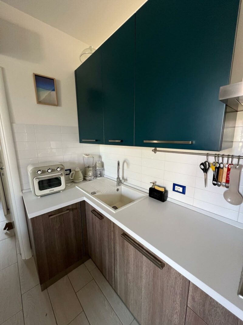 Mobile cucina usata in ottimo stato completa di: fornello 4 fuochi hotpoint ariston, cappa hotpoint ariston, lavastoviglie bosch 60 cm, lavandino+ rubinetto - FRIGO ESCLUSO C 152 - immagine 3