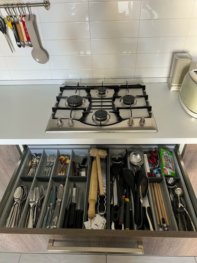 Mobile cucina usata in ottimo stato completa di: fornello 4 fuochi hotpoint ariston, cappa hotpoint ariston, lavastoviglie bosch 60 cm, lavandino+ rubinetto - FRIGO ESCLUSO C 152 - immagine 2
