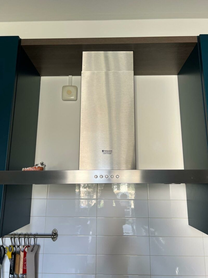 Mobile cucina usata in ottimo stato completa di: fornello 4 fuochi hotpoint ariston, cappa hotpoint ariston, lavastoviglie bosch 60 cm, lavandino+ rubinetto - FRIGO ESCLUSO C 152 - immagine 4