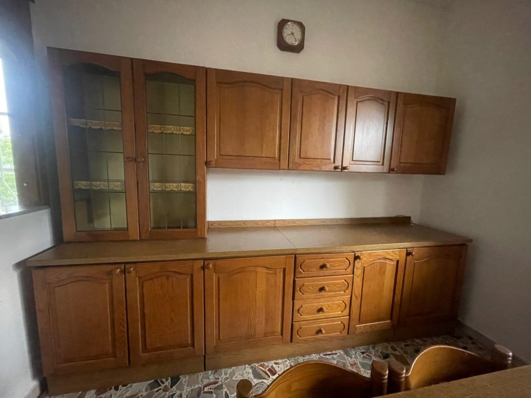 Cucina usata in legno con pensili, cassetti e vetrina Misura: 3 metri S 4335