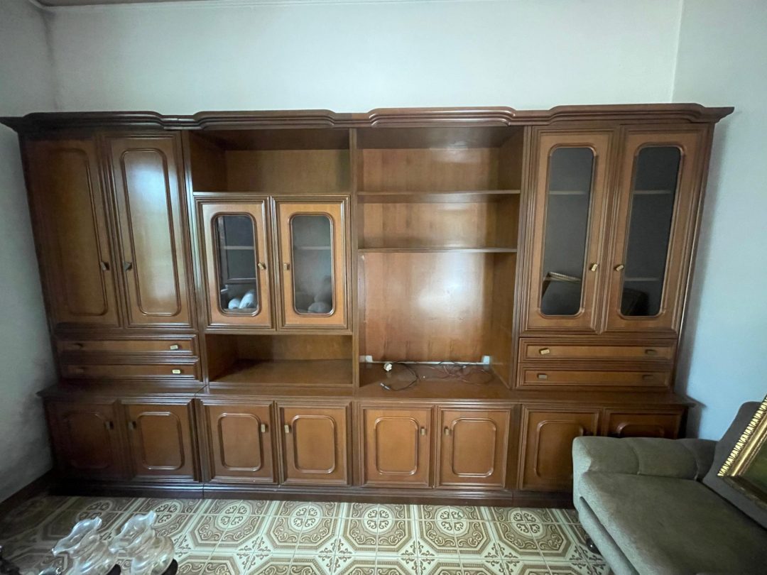 Parete soggiorno usata in legno con spazio TV, vetrine, ante e cassetti Misure: lunghezza 364 altezza 218 S 4337