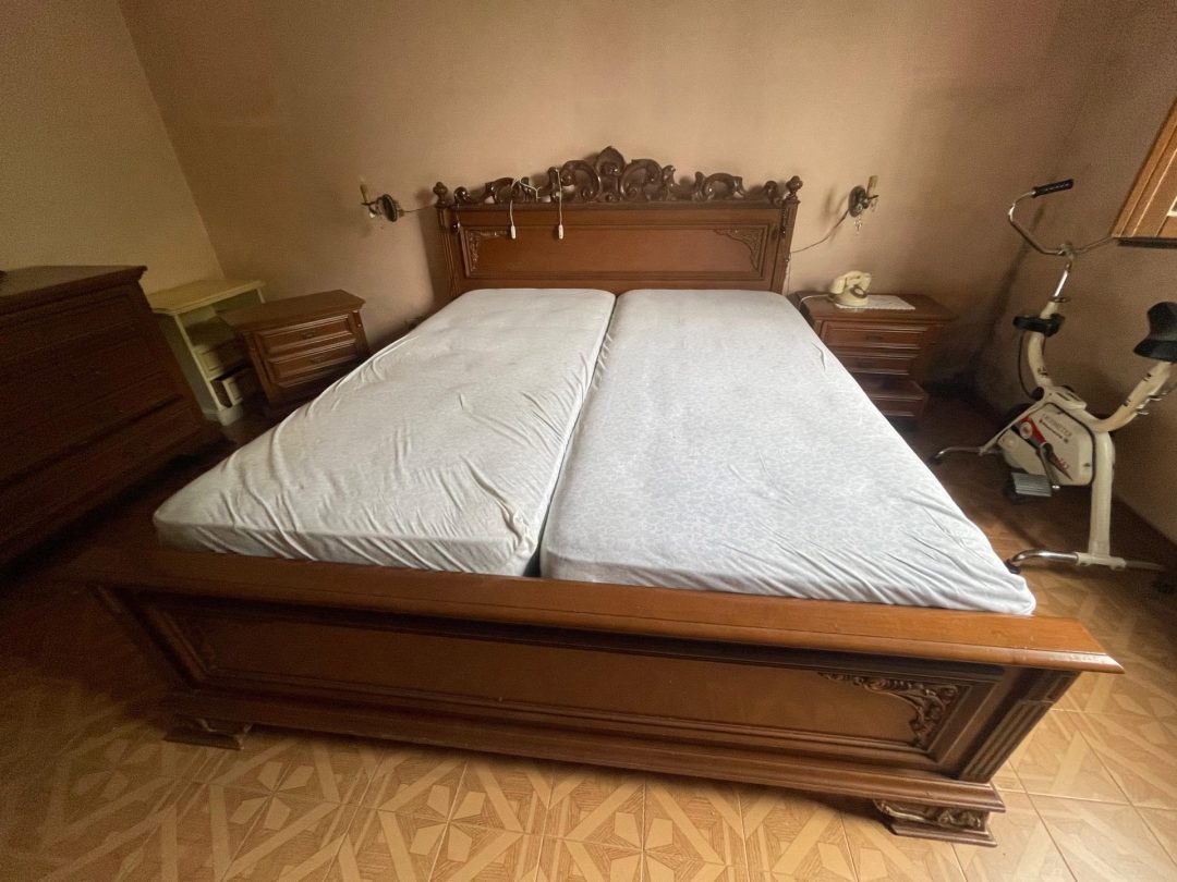 Camera matrimoniale usata con armadio, letto, comodini e comò con specchio S 4339 - immagine 2