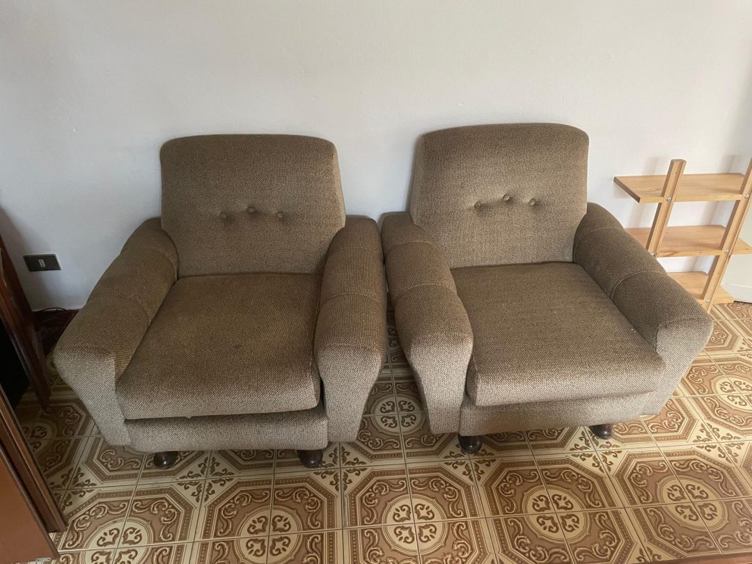 Coppia di poltrone usate imbottite in tessuto beige S 4341