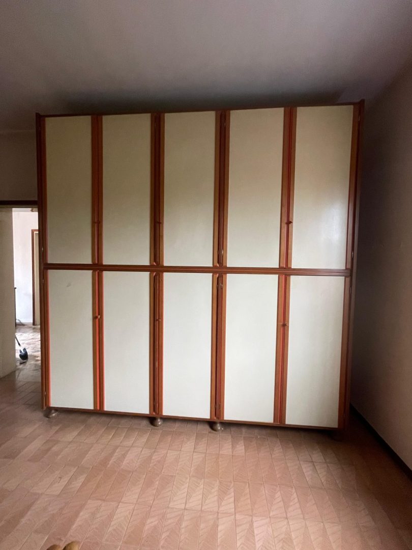 Camera matrimoniale usata con armadio 6 ante, letto con rete a doghe e comodino Misure armadio: H275 L270 S 4338