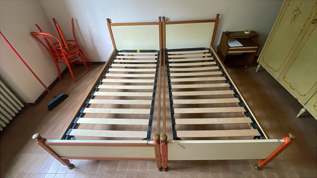 Camera matrimoniale usata con armadio 6 ante, letto con rete a doghe e comodino Misure armadio: H275 L270 S 4338 - immagine 2