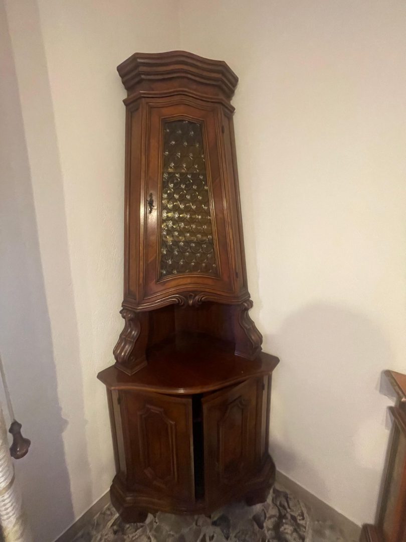 Angoliera usata in legno con vetrina e ante inferiori S 4352