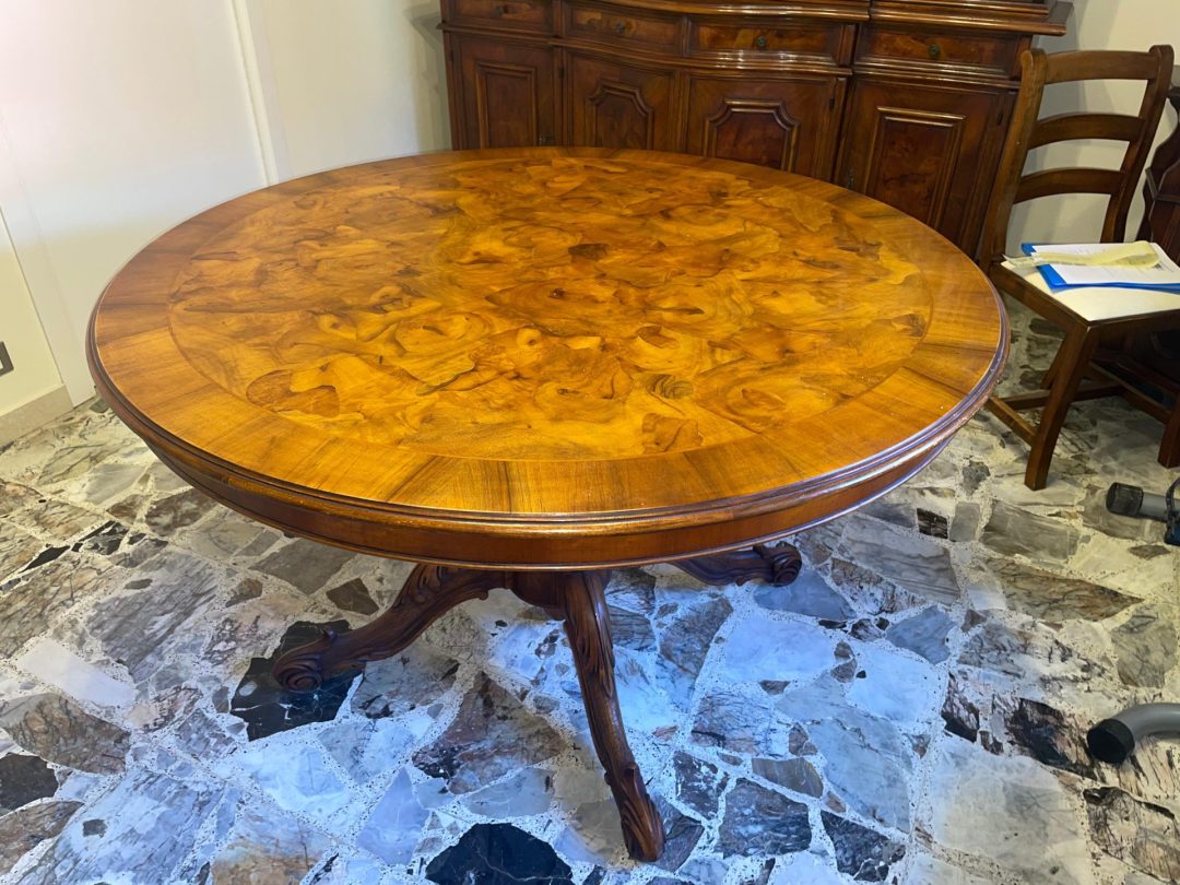 Tavolo usato rotondo in legno con base centrale intagliata S 4354