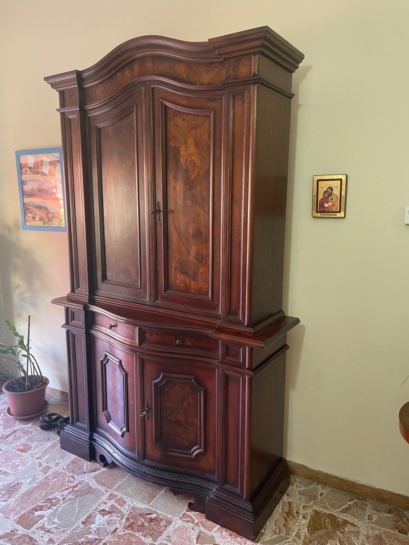 Credenza usata in legno massiccio con ante intarsiate e vano contenitore S 4356