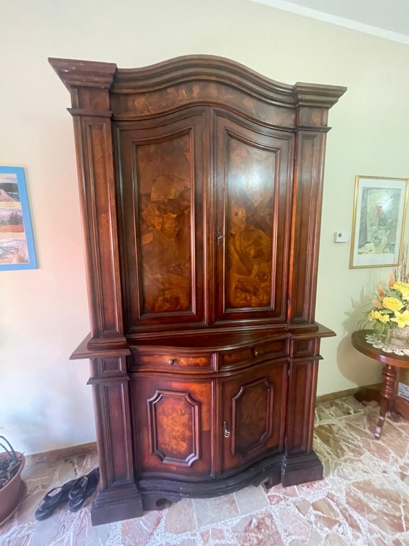 Credenza usata in legno massiccio con ante intarsiate e vano contenitore S 4356 - immagine 2