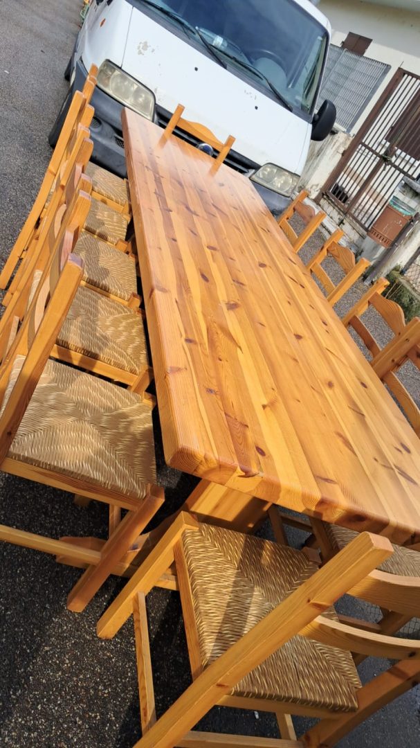 Tavolo rustico in legno massiccio con 12 sedie impagliate - immagine 3