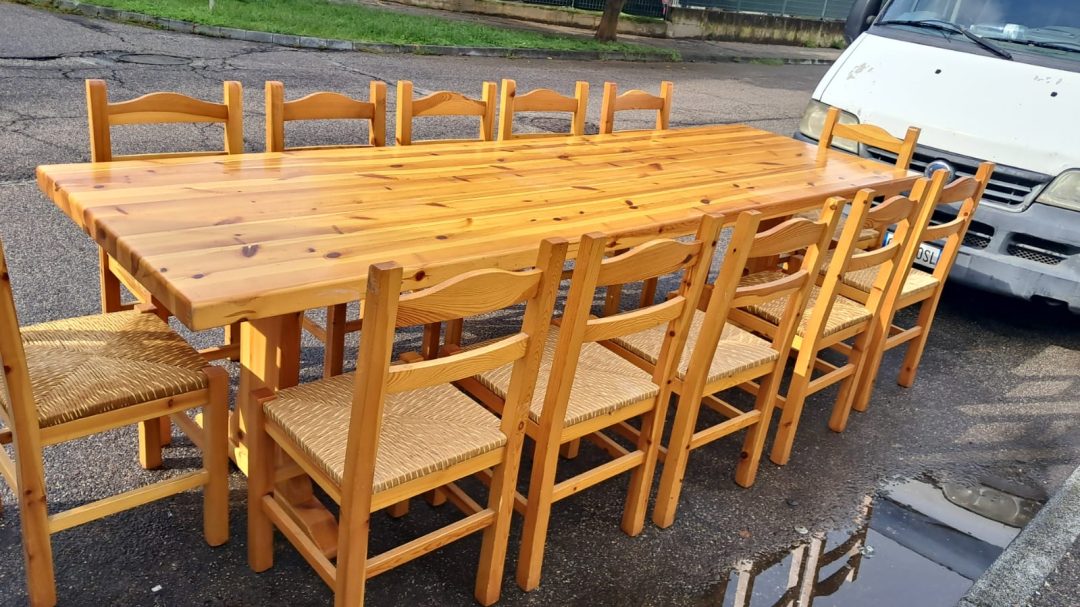 Tavolo rustico in legno massiccio con 12 sedie impagliate