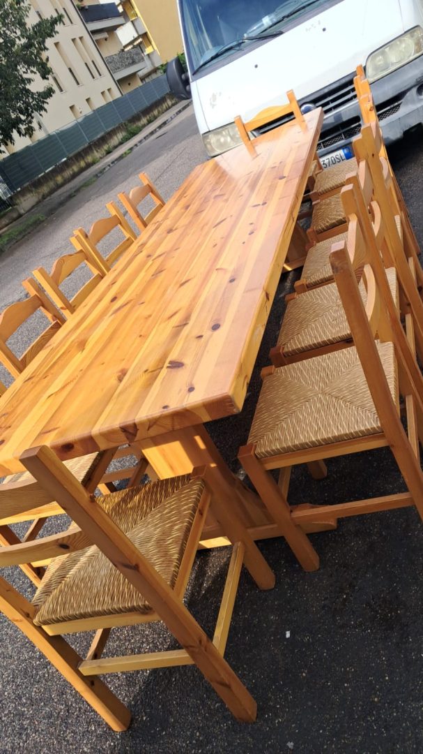 Tavolo rustico in legno massiccio con 12 sedie impagliate - immagine 2
