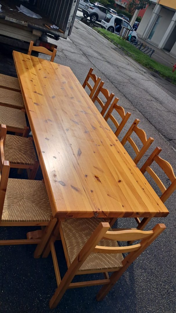 Tavolo rustico in legno massiccio con 12 sedie impagliate - immagine 6