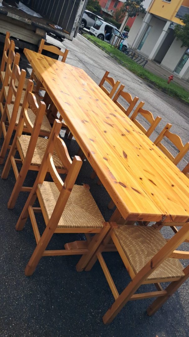 Tavolo rustico in legno massiccio con 12 sedie impagliate - immagine 4