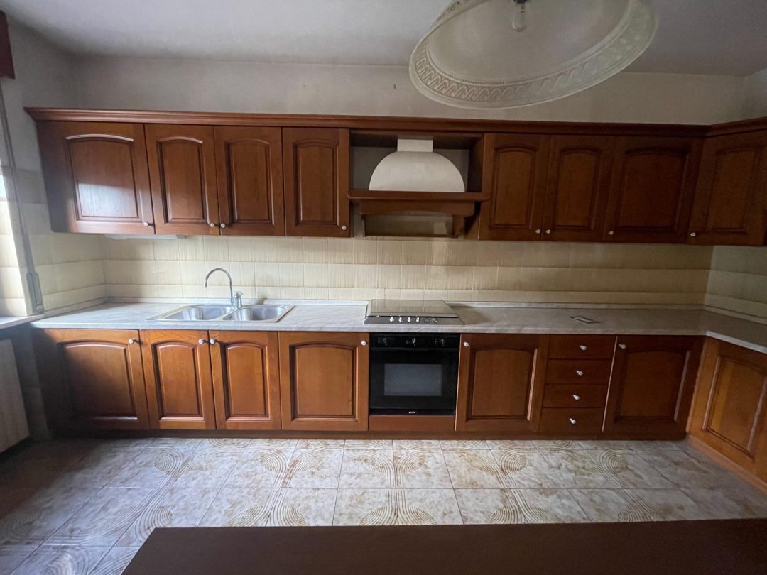 Cucina usata in legno completa di lavandino, forno, piano cottura, cappa e frigo Misure: 506x340 C 158