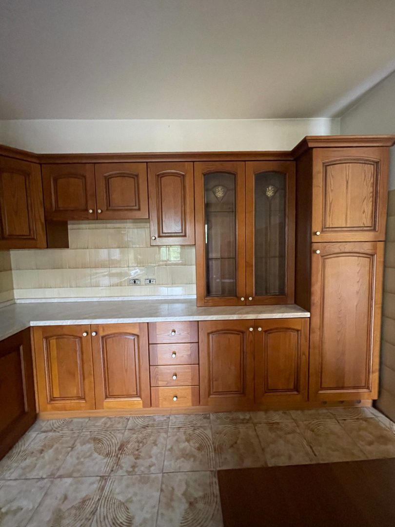 Cucina usata in legno completa di lavandino, forno, piano cottura, cappa e frigo Misure: 506x340 C 158 - immagine 2