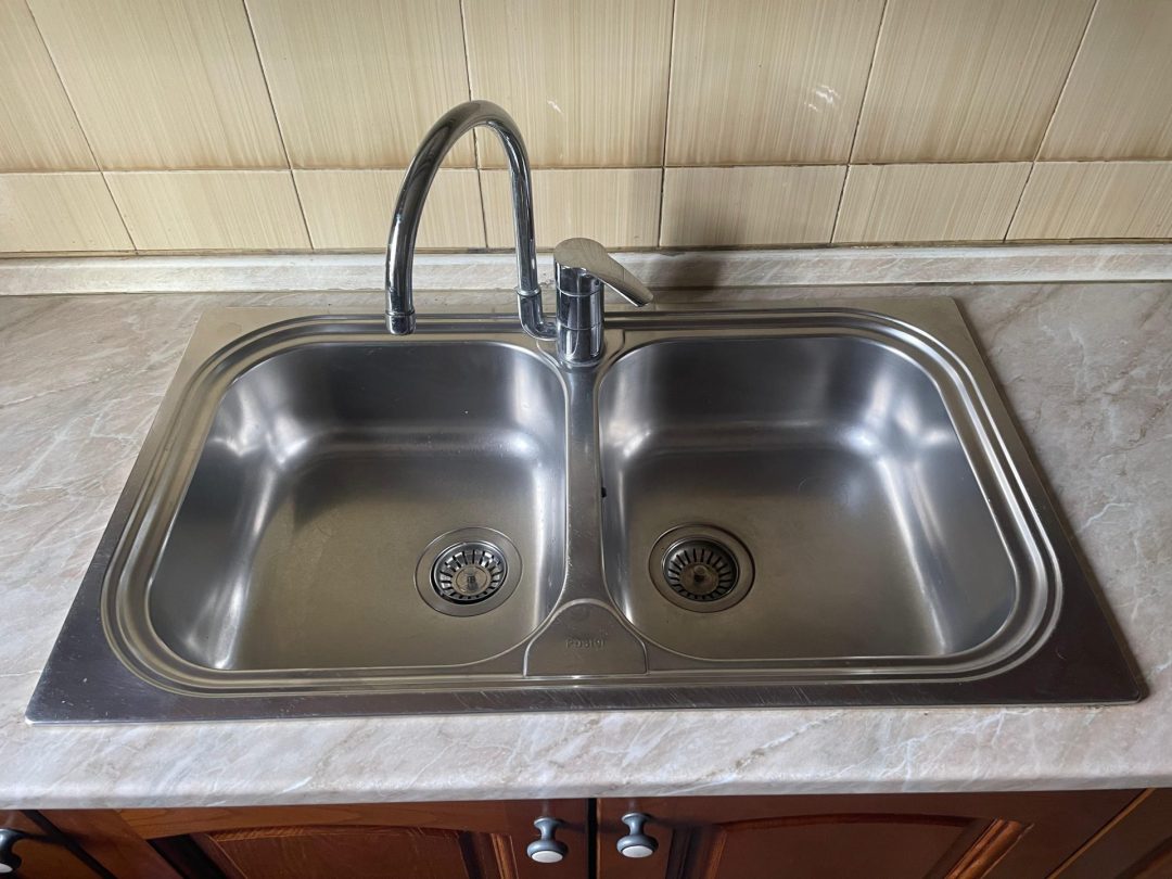 Cucina usata in legno completa di lavandino, forno, piano cottura, cappa e frigo Misure: 506x340 C 158 - immagine 3