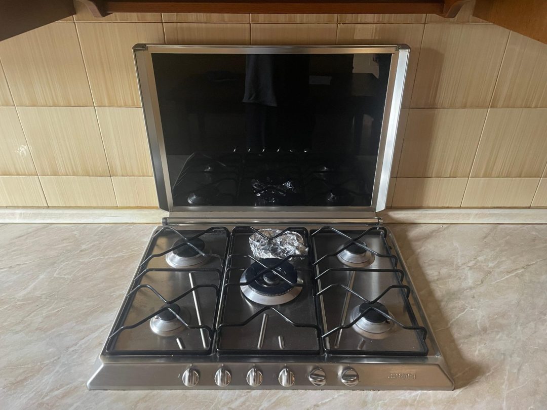 Cucina usata in legno completa di lavandino, forno, piano cottura, cappa e frigo Misure: 506x340 C 158 - immagine 5