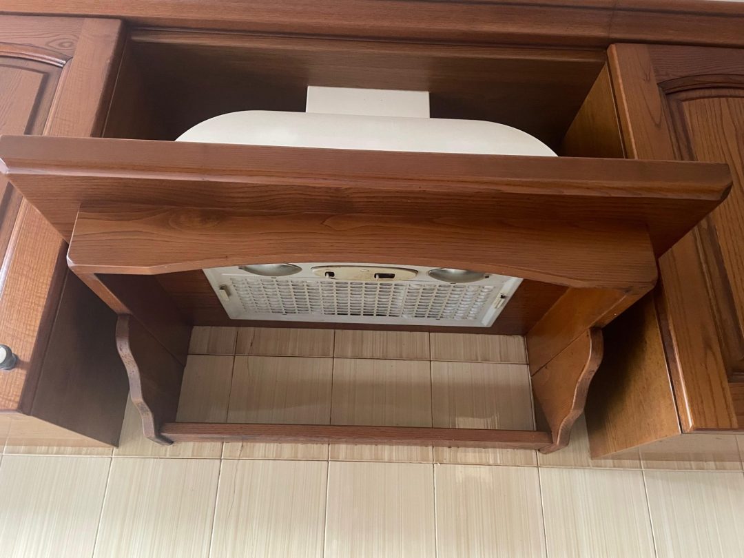 Cucina usata in legno completa di lavandino, forno, piano cottura, cappa e frigo Misure: 506x340 C 158 - immagine 6