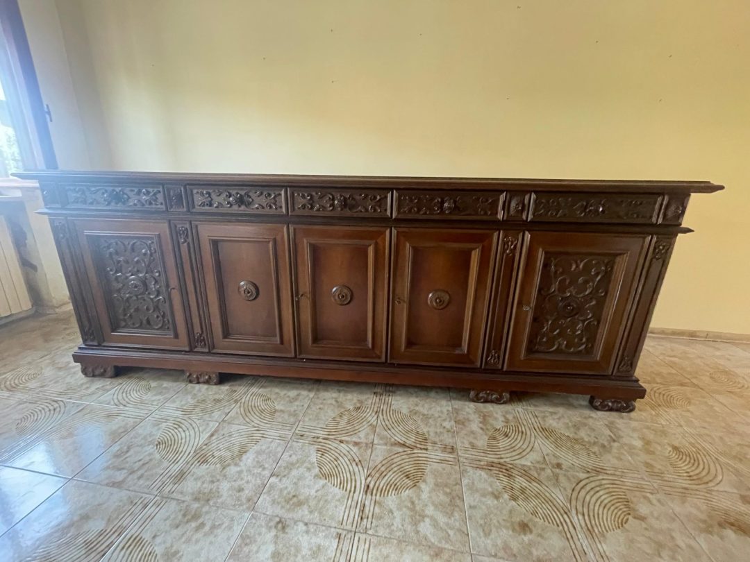 Credenza usata in legno massiccio intagliato S 4359