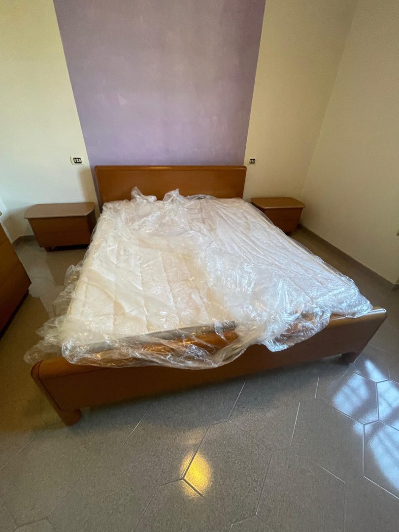Camera da letto usata completa di armadio (lunghezza 278 altezza 255) , letto , comò e 2 comodini S 4362 - immagine 5