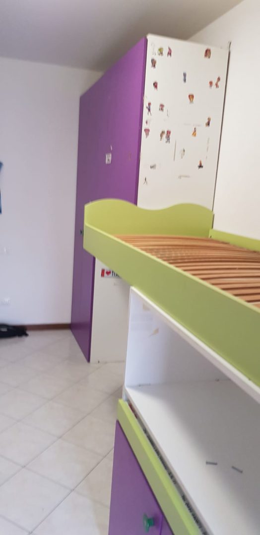 Cameretta a ponte con letto soppalco e armadio viola/verde Misure: lunghezza 440 altezza 2,45 s 4504 - immagine 2
