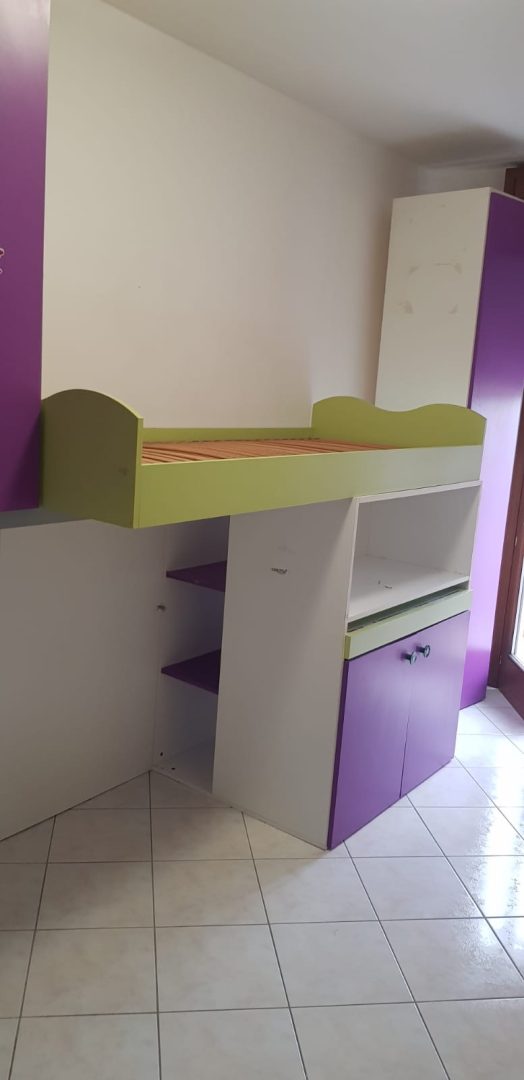 Cameretta a ponte con letto soppalco e armadio viola/verde Misure: lunghezza 440 altezza 2,45 s 4504
