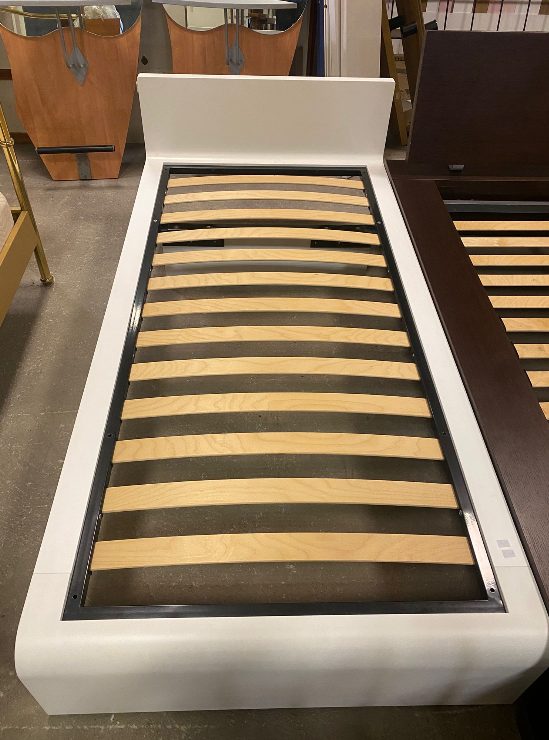 Letto singolo in legno con rete a doghe S 4584