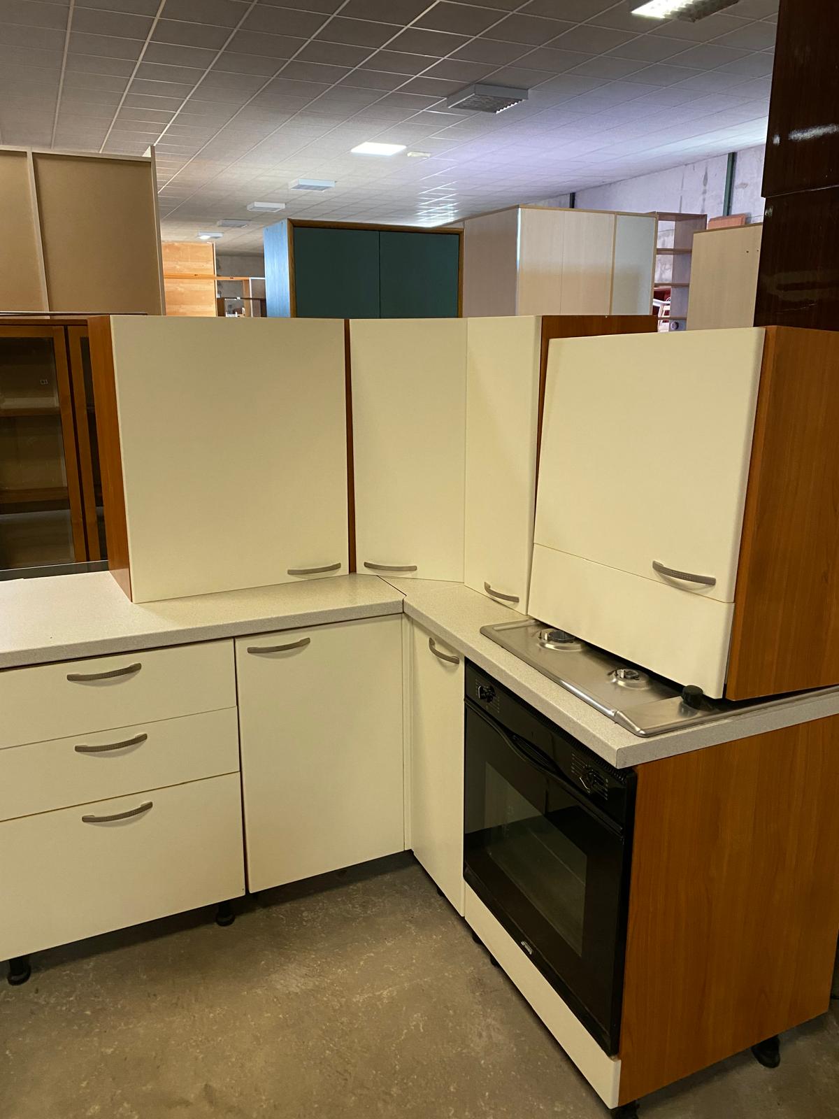 Mobile cucina completa di forno e piano cottura - immagine 2