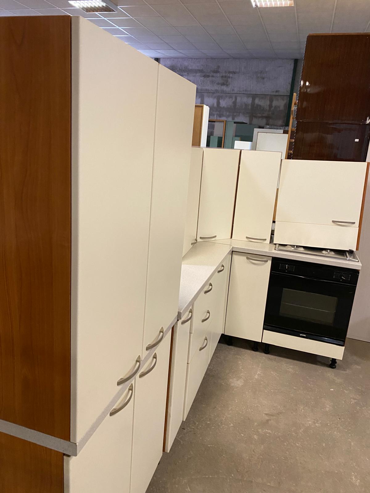 Mobile cucina completa di forno e piano cottura - immagine 4