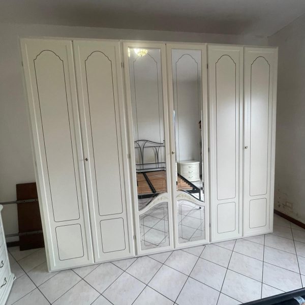 Camera Parzialmente Completa di Colore Bianco Usata  Codice:371