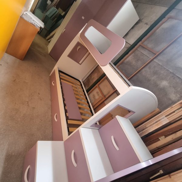 Cameretta con letti a castello, scala a cassetti e armadio. Codice:132