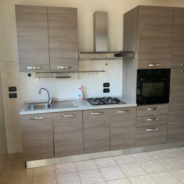 Mobile cucina usata completa di elettrodomestici: forno da incasso , cappa, lavandino , piano cottura e frigorifero da incasso Codice:409