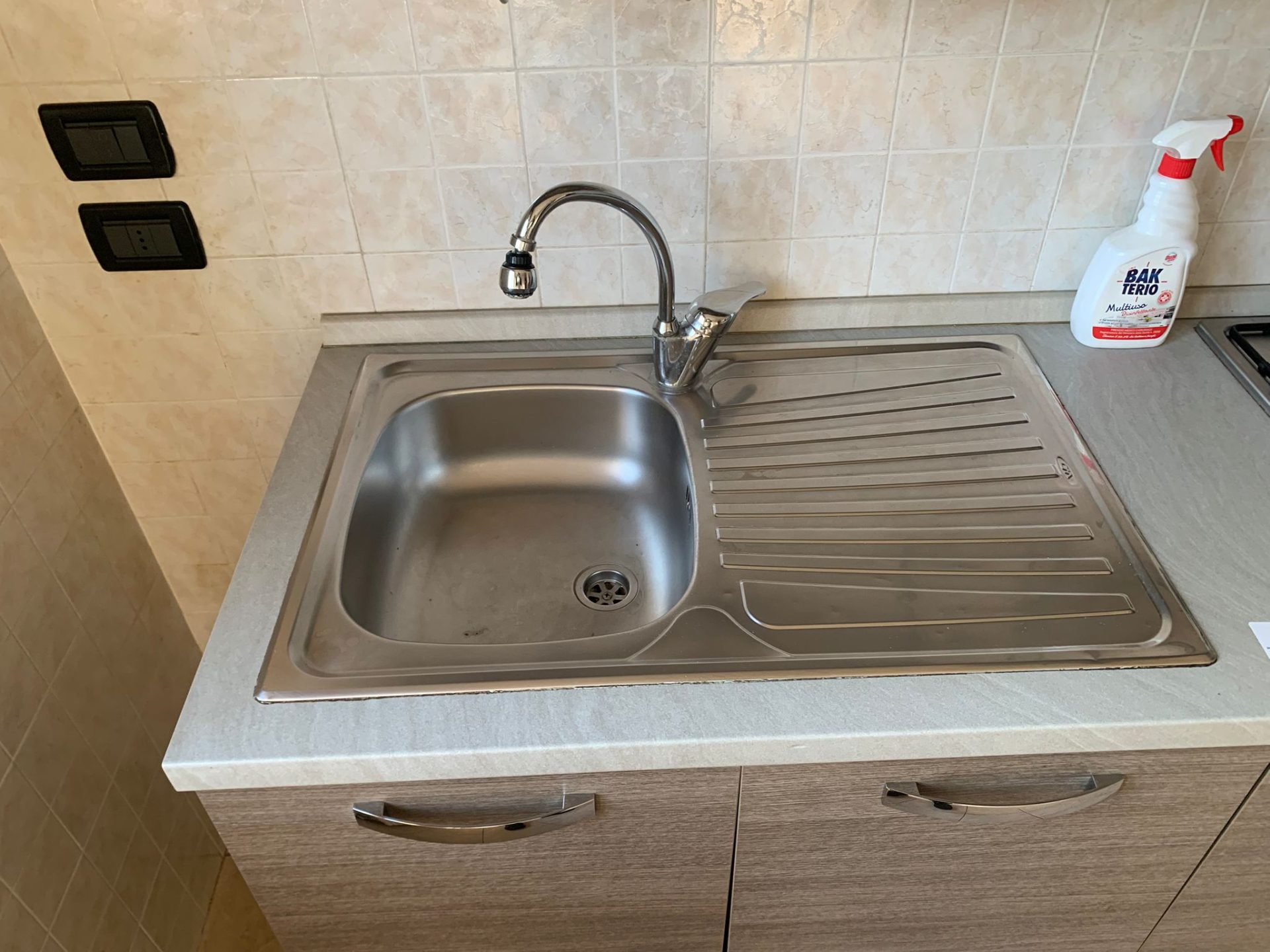 Mobile cucina usata completa di elettrodomestici: forno da incasso , cappa, lavandino , piano cottura e frigorifero da incasso Codice:409 - immagine 3