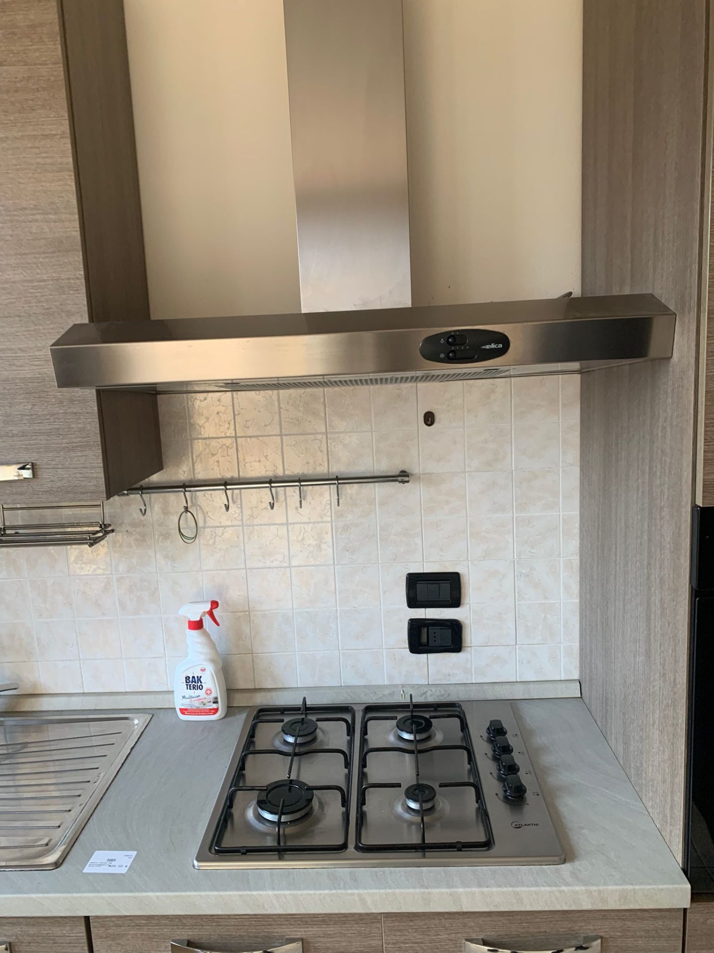 Mobile cucina usata completa di elettrodomestici: forno da incasso , cappa, lavandino , piano cottura e frigorifero da incasso Codice:409 - immagine 2