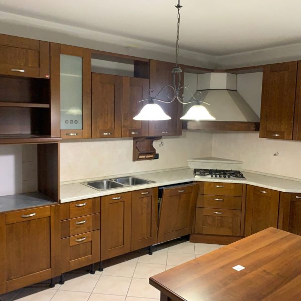 Mobile Cucina in legno massiccio completa di forno piano cottura, cappa e lavandino codice: 414