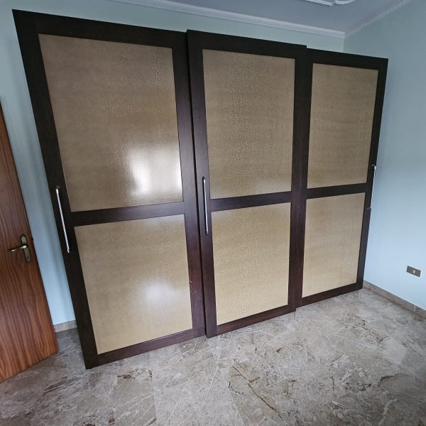 Camera da letto usata completa di  armadio a 3 ante scorrevoli, 2 comodini e comò codice: 420