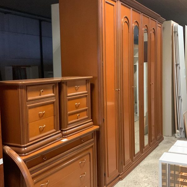 Camera da letto usata completa di letto struttura letto matrimoniale, armadio a 6 ante, 2 comodini e comò codice: 430