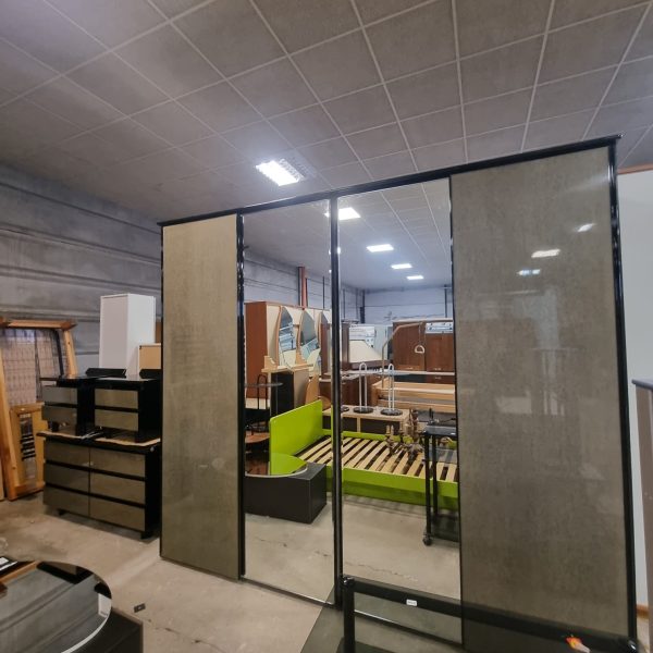 Camera da letto usata completa di  armadio a 4 ante scorrevoli, 2 comodini e comò