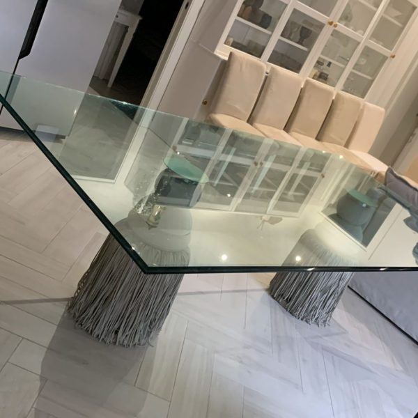 Tavolo in vetro da pranzo con piano in vetro e base centrale decorativa usato