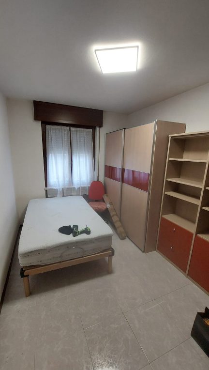 Cameretta completa letto, armadio 2 ante scorrevoli, scrivania con libreria con rete motorizzata e materasso codice: 3294 - immagine 3