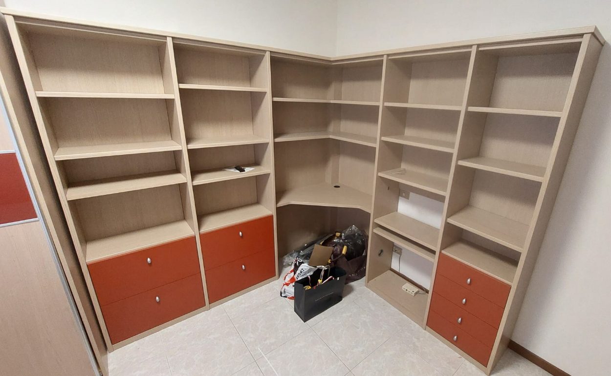 Cameretta completa letto, armadio 2 ante scorrevoli, scrivania con libreria con rete motorizzata e materasso codice: 3294 - immagine 2