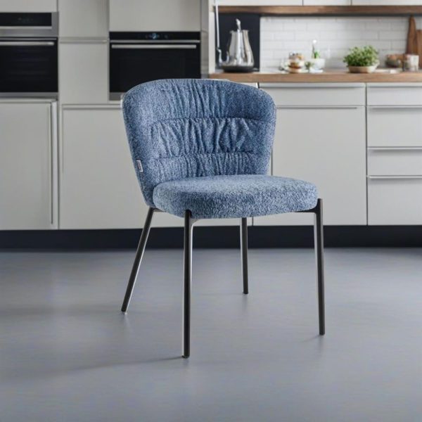 Sedia imbottita Cami in tessuto teddy azzurro polvere set 2 pezzi