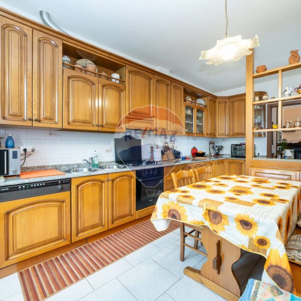 Cucina completa di cappa, piano cottura, forno da incasso , lavastoviglie e lavandino codice:617/U + Tavolo con panca codice: 981/U