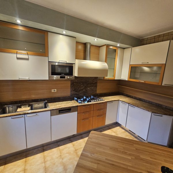 Cucina usata angolare completa di elettrodomestici: lavastoviglie , lavandino , cappa , piano cottura 6 fuochi , forno da incasso , forno microonde , 2 frigoriferi da incasso e 1 congelatore da incasso | codice: 1989/U