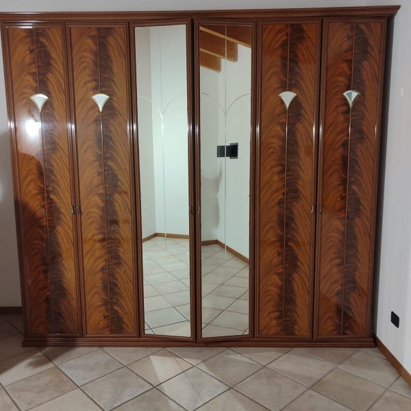 Camera da letto completa di letto matrimoniale, armadio 6 ante di cui 2 ante centrali con specchio , comò, 2 comodini