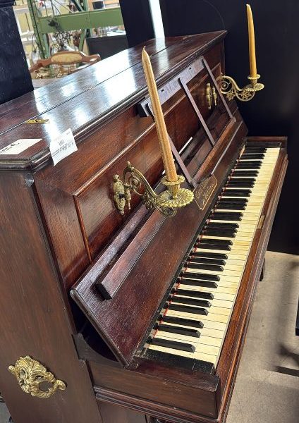 Pianoforte Antico Con Candelabri In Ottone Nuovo da esposizione 496/U