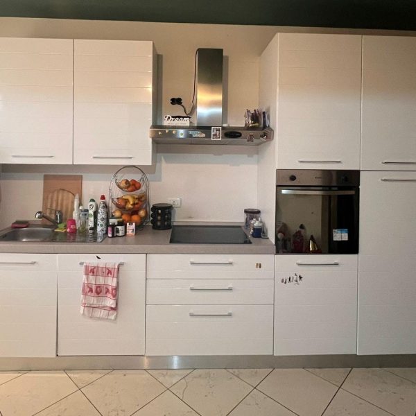 Cucina Lineare Bianca Con Elettrodomestici Usata 568