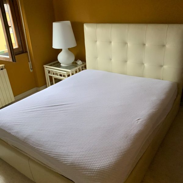 Letto Completo Con Comodino E Lampada Usato 588
