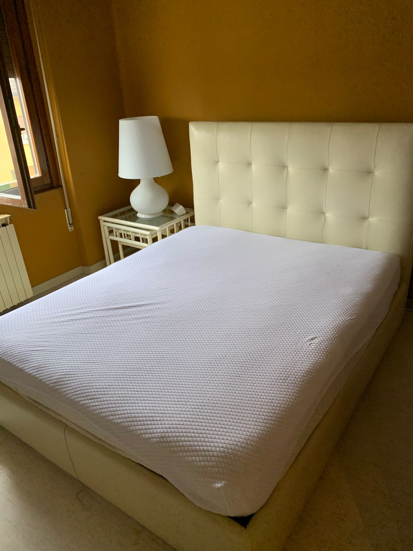 Letto Completo Con Comodino E Lampada Usato 588